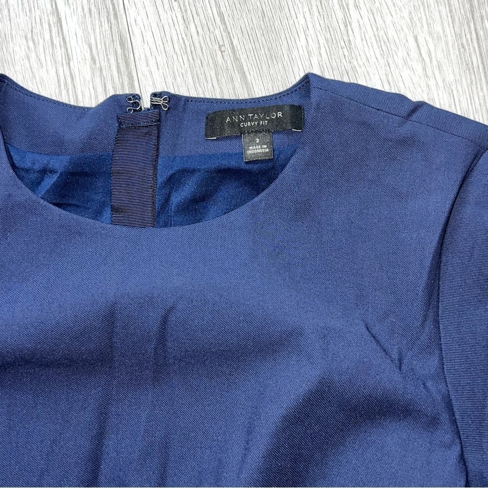 New Ann Taylor  Short Sleeve Sheath Dress in Bi-Stretch - Curvy Fit 2. - Picture 4 of 6